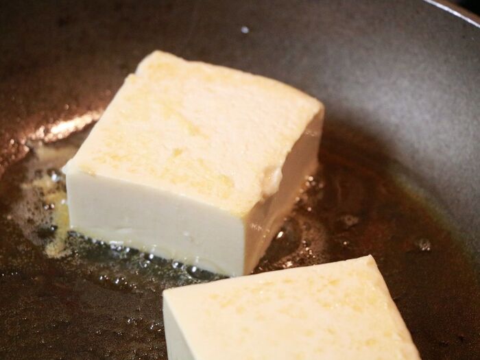 豆腐をごま油で焼いてコク付け！