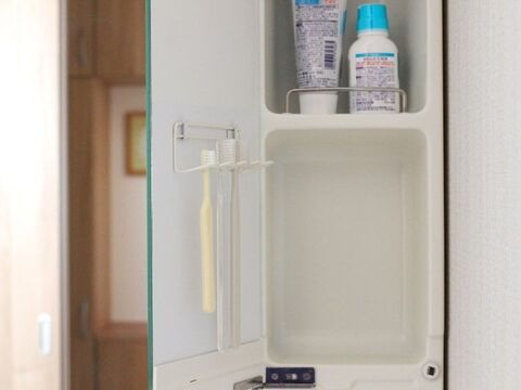 セリアで完成 歯ブラシの 浮かせる収納 で洗面台の掃除がラクに 暮らしニスタ