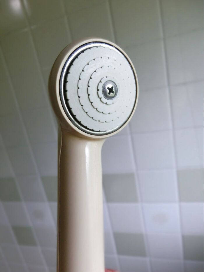 シャワーヘッドの白いこびりつき汚れをキレイサッパリ取り除く方法