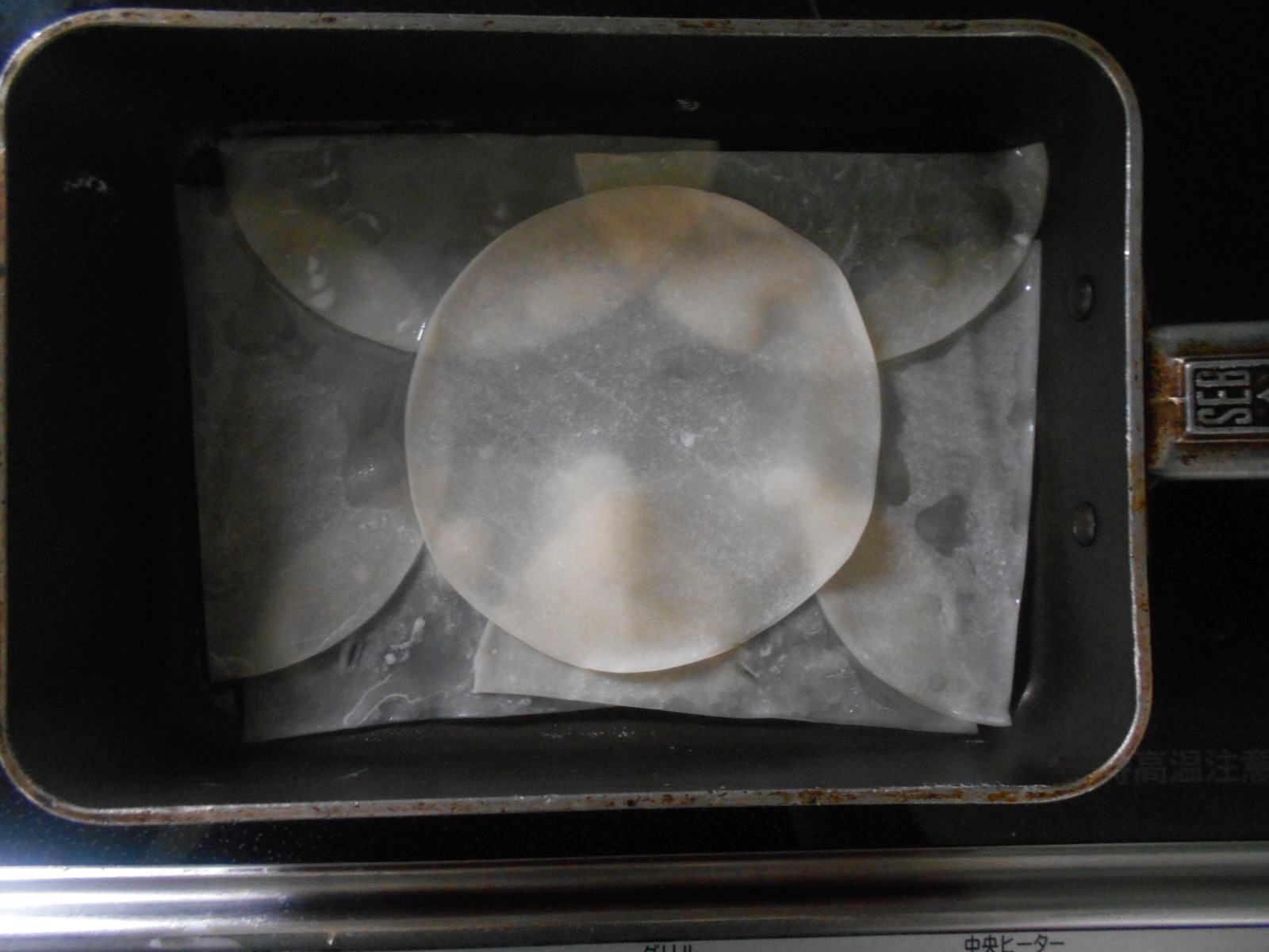 Step1 厚焼き玉子用のパンに餃子の皮を並べる。