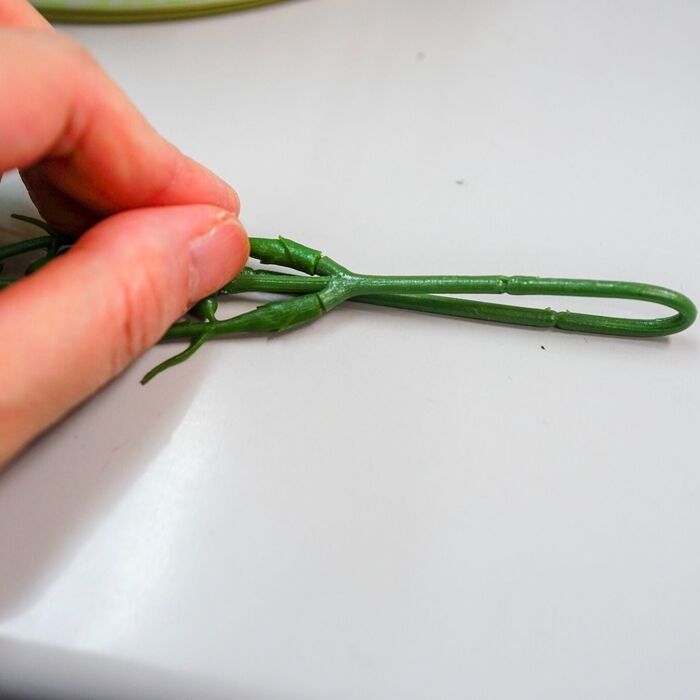 フェイクグリーンの長さ調整方法②茎の部分を折る