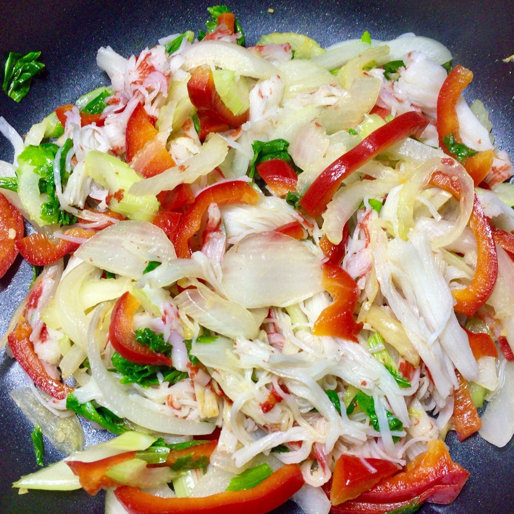 ③野菜とカニカマを炒める