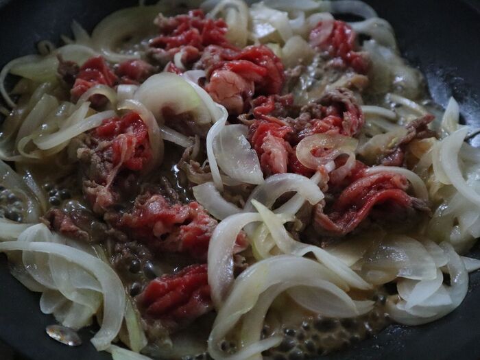 フライパンで牛肉と玉ねぎを炒める。