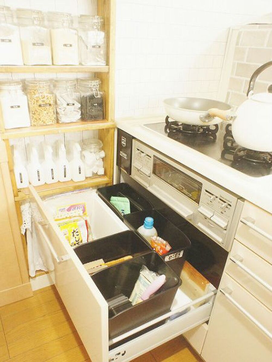 風水的にもgood コンロ下に食品ストックをスッキリ収納 暮らしニスタ
