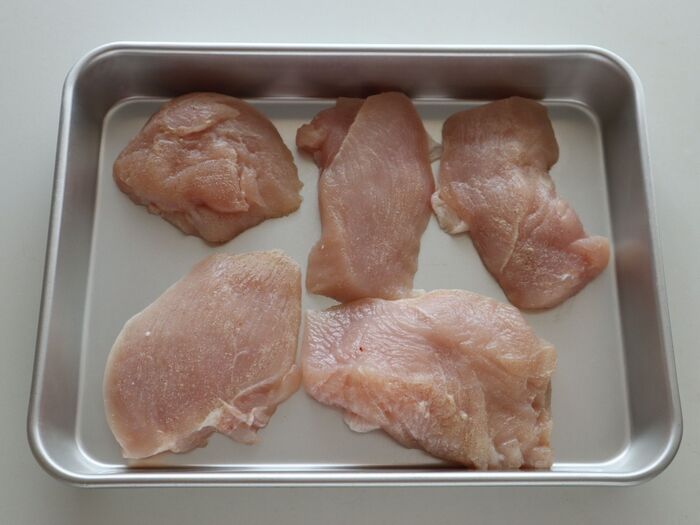 鶏むね肉に塩・こしょうをする。