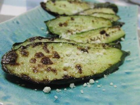 ただ焼くだけなのにキャーな美味しさ きゅうりステーキのパルメザンチーズがけ 暮らしニスタ