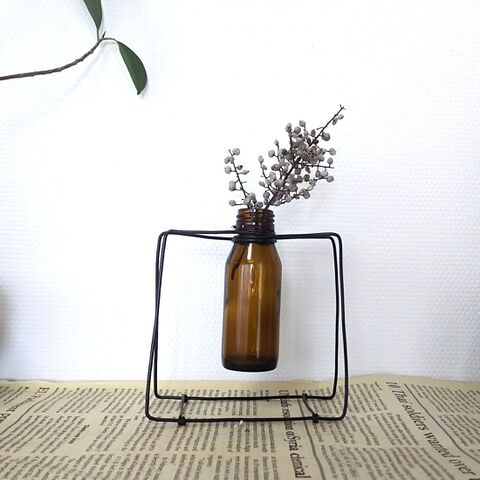 茶色の小瓶とワイヤーだけでシンプル花瓶 簡単リメイク 暮らしニスタ 茶色の小瓶とワイヤーだけでシンプル花瓶 簡単リメイク 暮らしニスタ