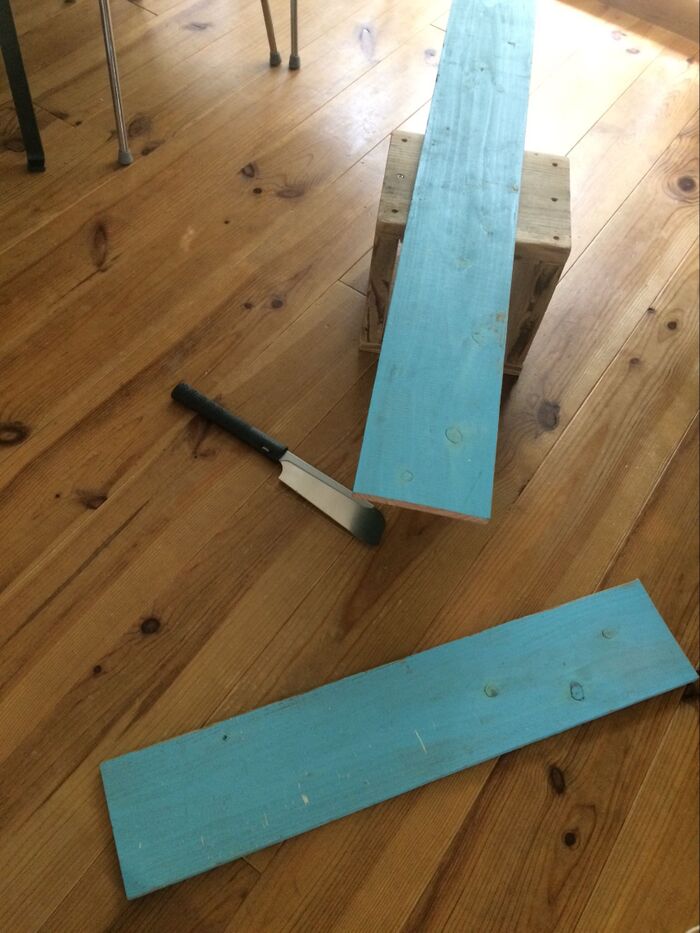 棚になる木材を手鋸でカットします。