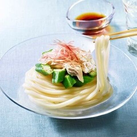 さっぱりうどんレシピ サラダチキンとオクラの冷やしうどん 暮らしニスタ