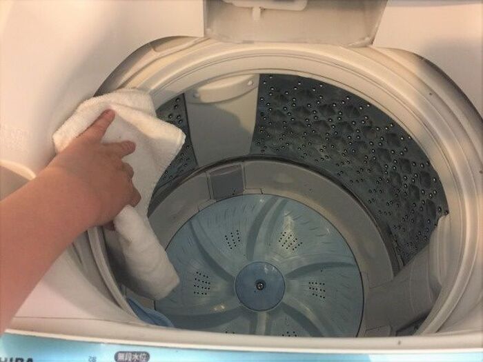 【洗濯槽の掃除 手順3】洗浄後は水分を拭き取る