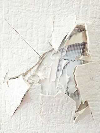 母が 実家の壁に大きな穴 ダイソーの網戸補修シールで補修 暮らしニスタ 母が 実家の壁に大きな穴 ダイソーの網戸補修シールで補修 暮らしニスタ