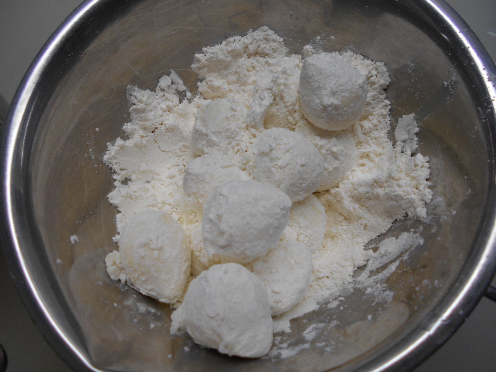 Step1 モッツレラチーズに薄力粉をまぶす。