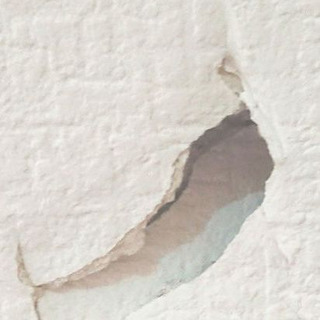 母が 実家の壁に大きな穴 ダイソーの網戸補修シールで補修 暮らしニスタ 母が 実家の壁に大きな穴 ダイソーの網戸補修シールで補修 暮らしニスタ