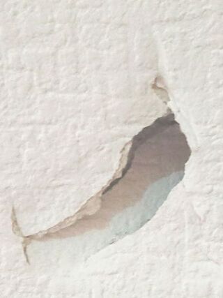母が 実家の壁に大きな穴 ダイソーの網戸補修シールで補修 暮らしニスタ 母が 実家の壁に大きな穴 ダイソーの網戸補修シールで補修 暮らしニスタ