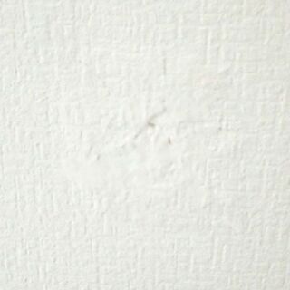 母が 実家の壁に大きな穴 ダイソーの網戸補修シールで補修 暮らしニスタ 母が 実家の壁に大きな穴 ダイソーの網戸補修シールで補修 暮らしニスタ