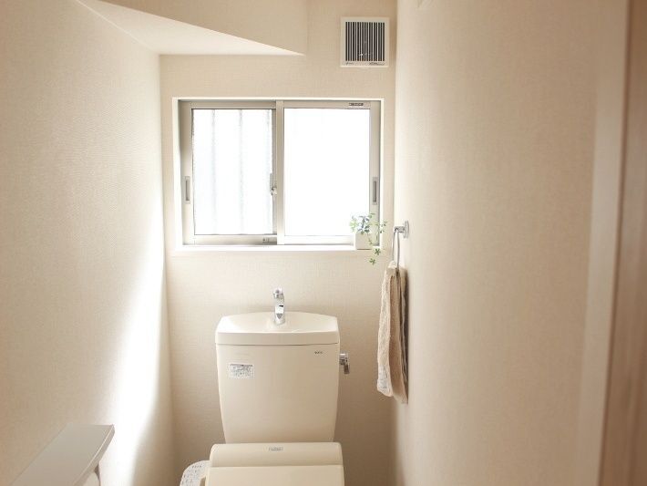 トイレの収納 狭くても大丈夫 無印グッズ2つで簡単に収納スペースを増やす方法 暮らしニスタ