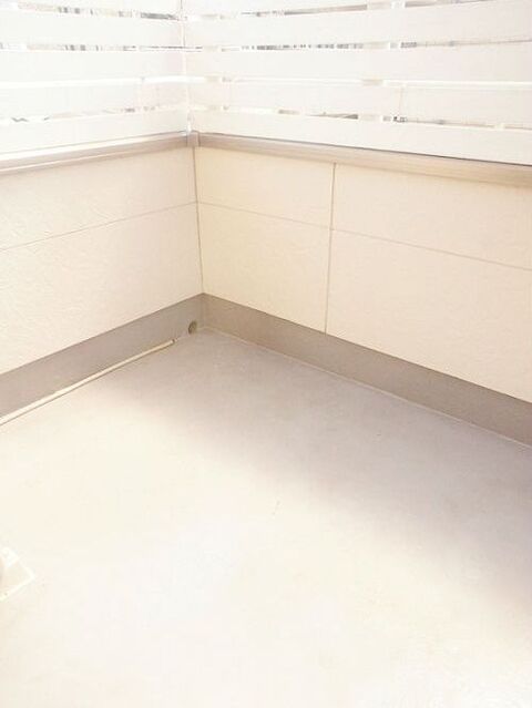 ベランダも窓のサッシ掃除も一瞬 100均の洗車ブラシが優秀 暮らしニスタ ベランダも窓のサッシ掃除も一瞬 100均の洗車ブラシが優秀 暮らしニスタ