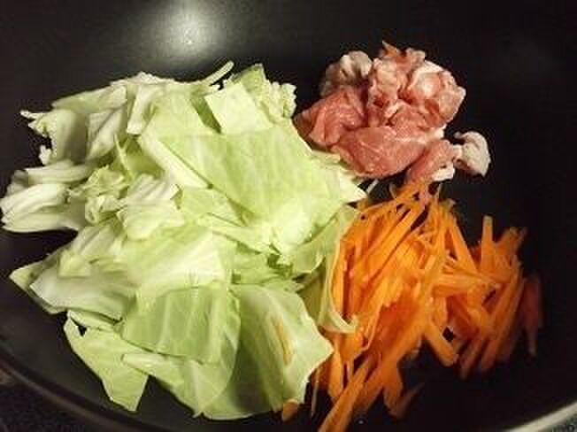 肉野菜炒めを作る
