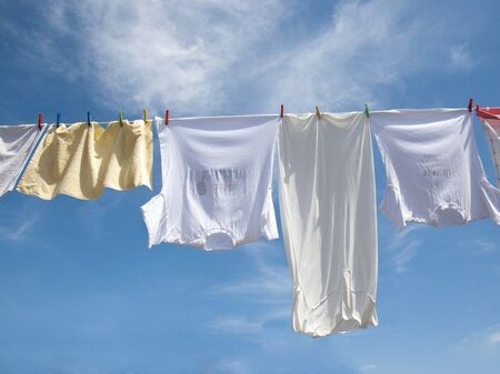 衣類の汚れが落ちやすくなるのはお湯と水どっち？効果が期待できる洗濯方法