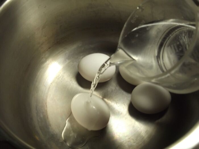 圧力鍋に水と卵を入れる。