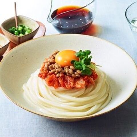 スタミナうどんレシピ 納豆キムチ釜玉風うどん 暮らしニスタ