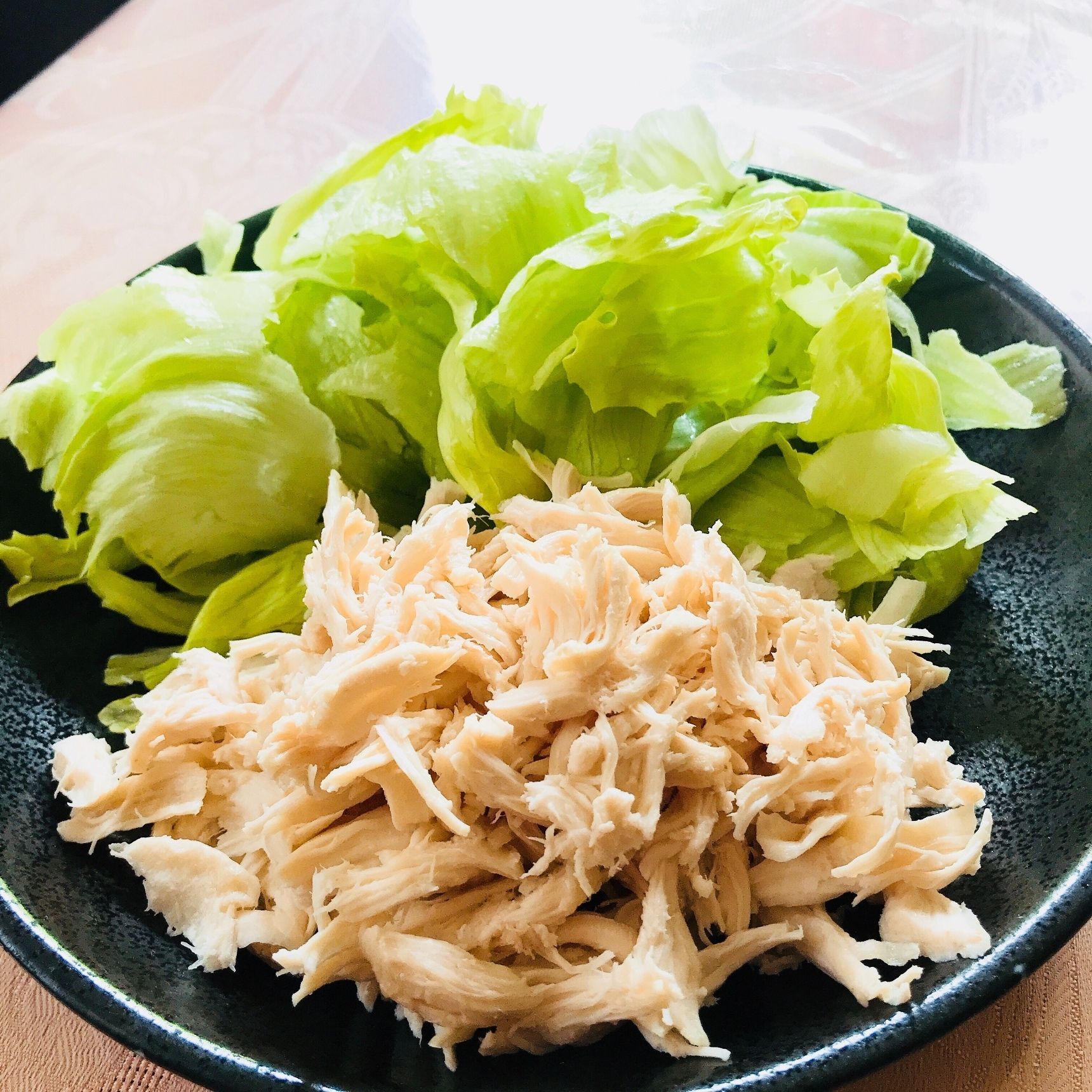 ササミを、茹でて割いておきます。レタスは氷水にさらしておく。