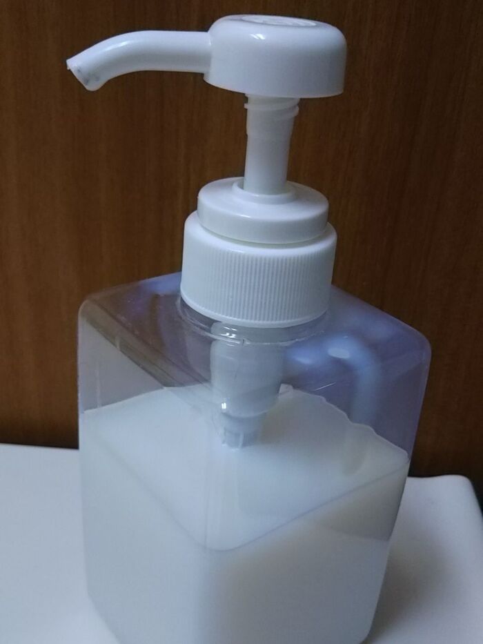 ポンプ式液体ボトルに 手洗い用洗剤を注入