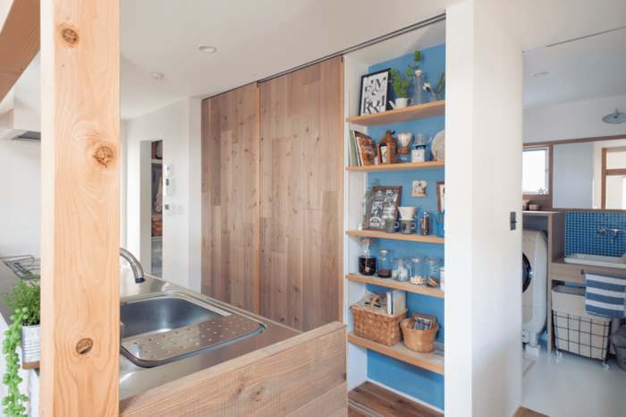 扉で隠せる収納のあるキッチン