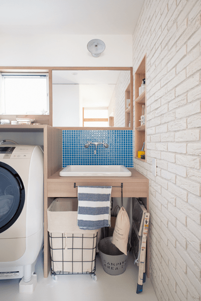 木のカウンターに実験用シンクのある洗面室