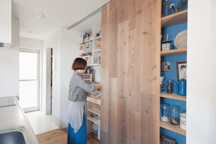 扉で隠せる収納のあるキッチン
