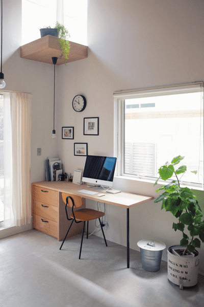 木とアイアンのシンプルなワークスペース