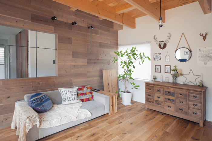 壁の1面を古材風の板張りにしたリビング