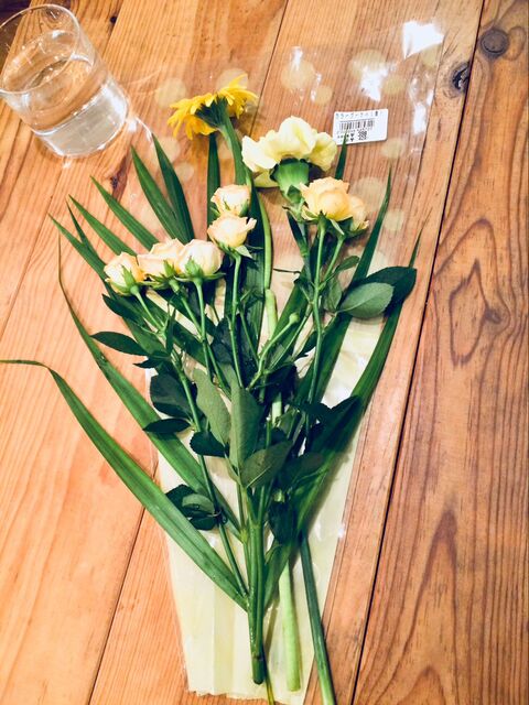 スーパーの花束で作るかんたんアレンジメント 暮らしニスタ スーパーの花束で作るかんたんアレンジメント 暮らしニスタ
