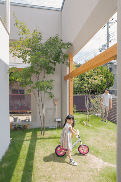 子供と遊べるよう広く設計した庭