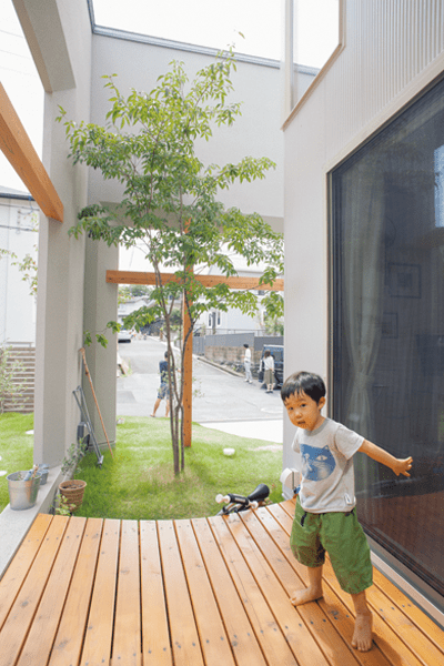 外のような中のような空間のウッドデッキ