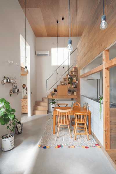 階段を収納に活用したダイニング