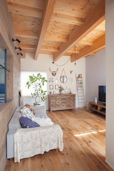 床にヴィンテージ風の無垢のオーク材を使ったリビング