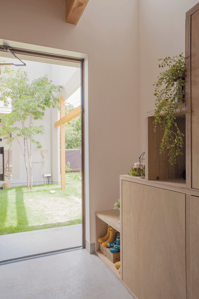 シンボルツリーのアオダモがみえる玄関