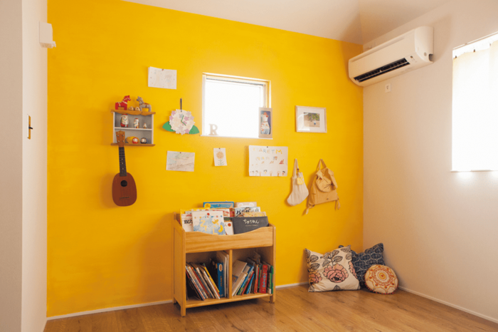 黄色い壁の子供部屋
