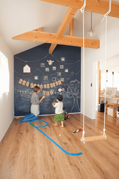 壁一面が黒板ペイントの子供部屋