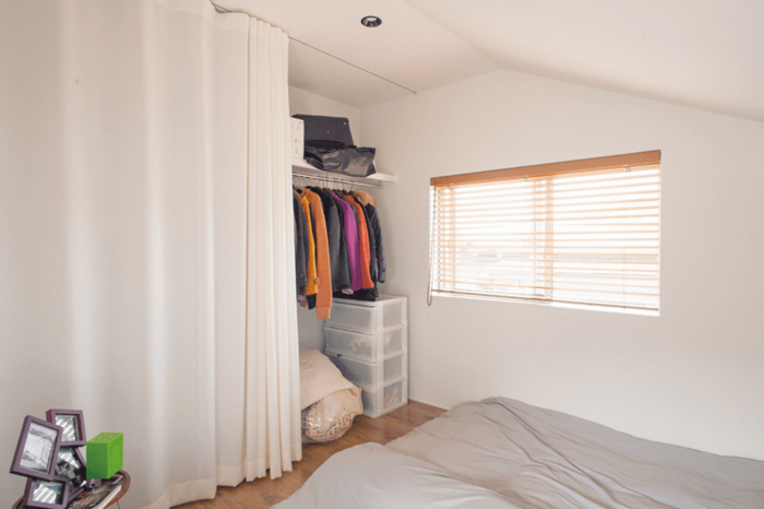 壁一面にクローゼットを設けた寝室