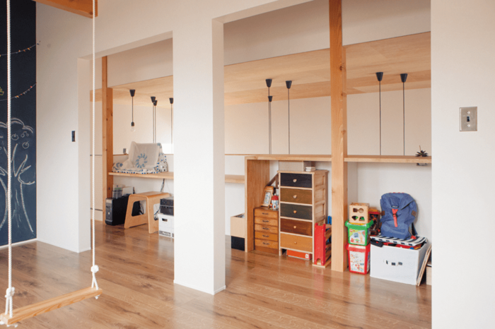 前のホールに長いカウンターがある子供部屋