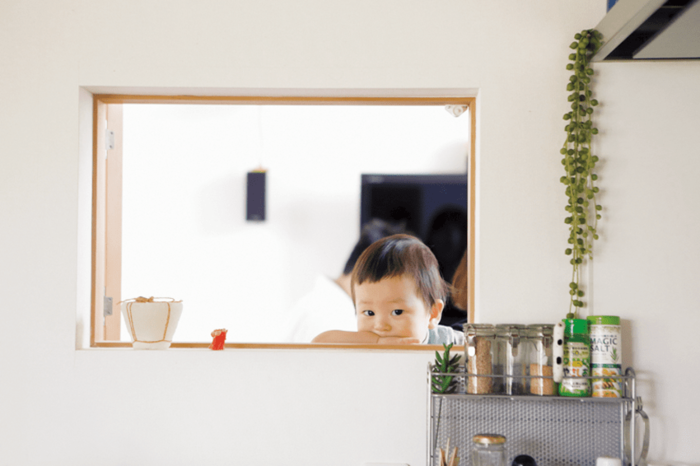リビングとキッチンの間の小窓から覗く息子さん