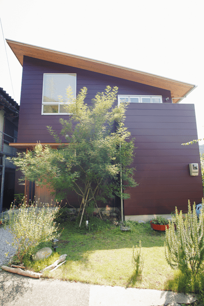 ワインレッドの外壁が個性的な外観