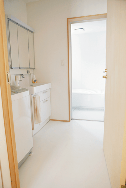 白でまとめられた清潔感ある洗面室