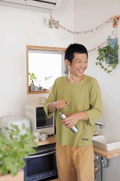 コーヒーを淹れるご主人