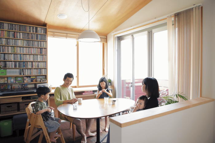 CDが置ける棚が設置されたダイニング