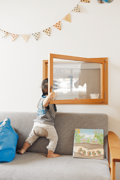 リビングとキッチンの間の小窓から覗く息子さん