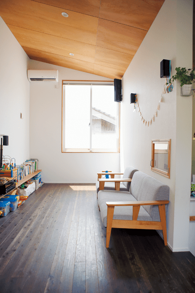 端から端まで続く棚のリビング