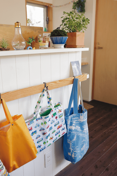 ウォールバーに引っかかったお子さんのバッグ